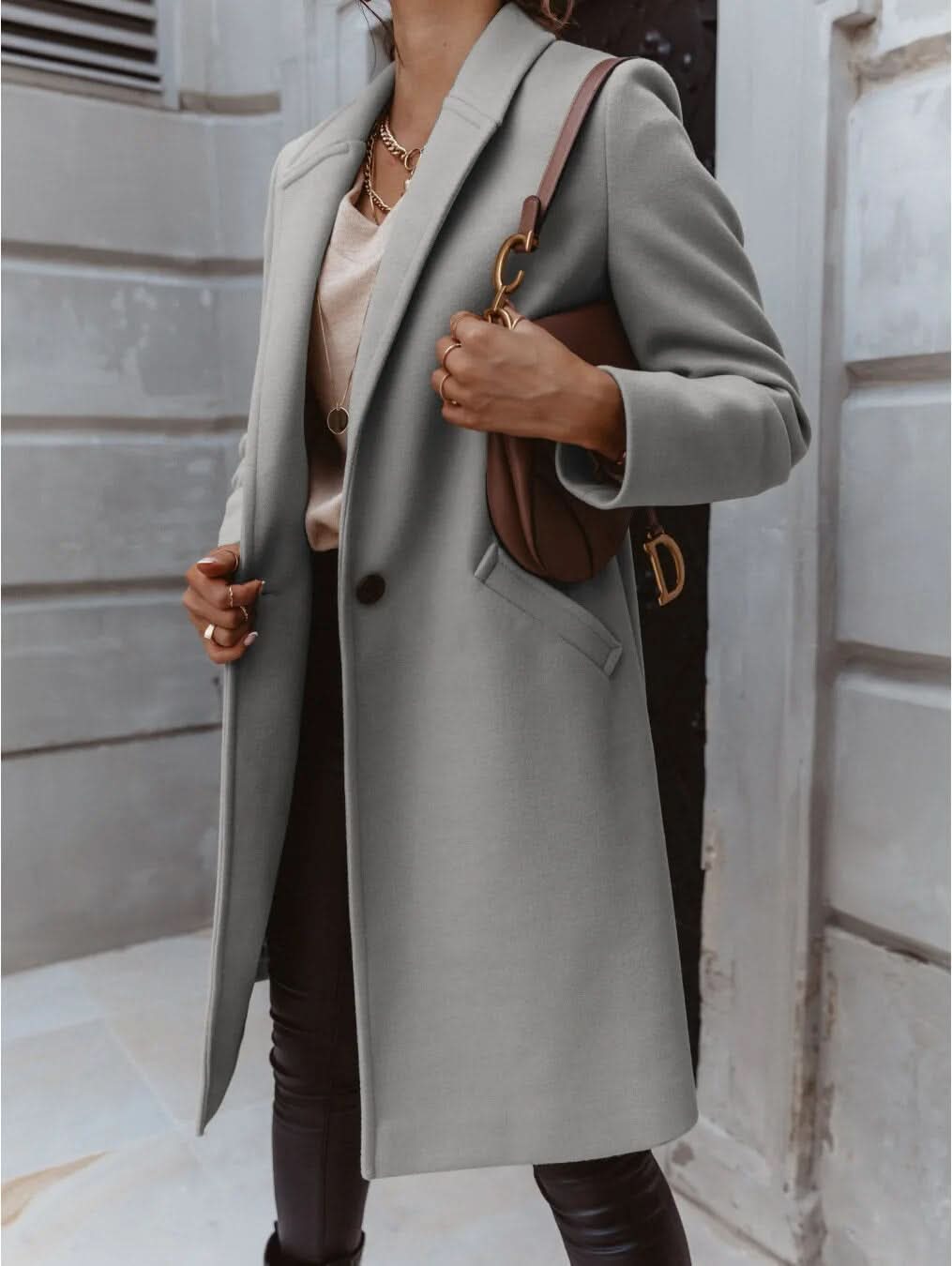 https://cdn.shopify.com/s/files/1/0957/7286/8982/files/Womens-Long-Tailored-Coat-Elegant-Structured-Overcoat-for-Smart-Layering-4.jpg?v=1770237646